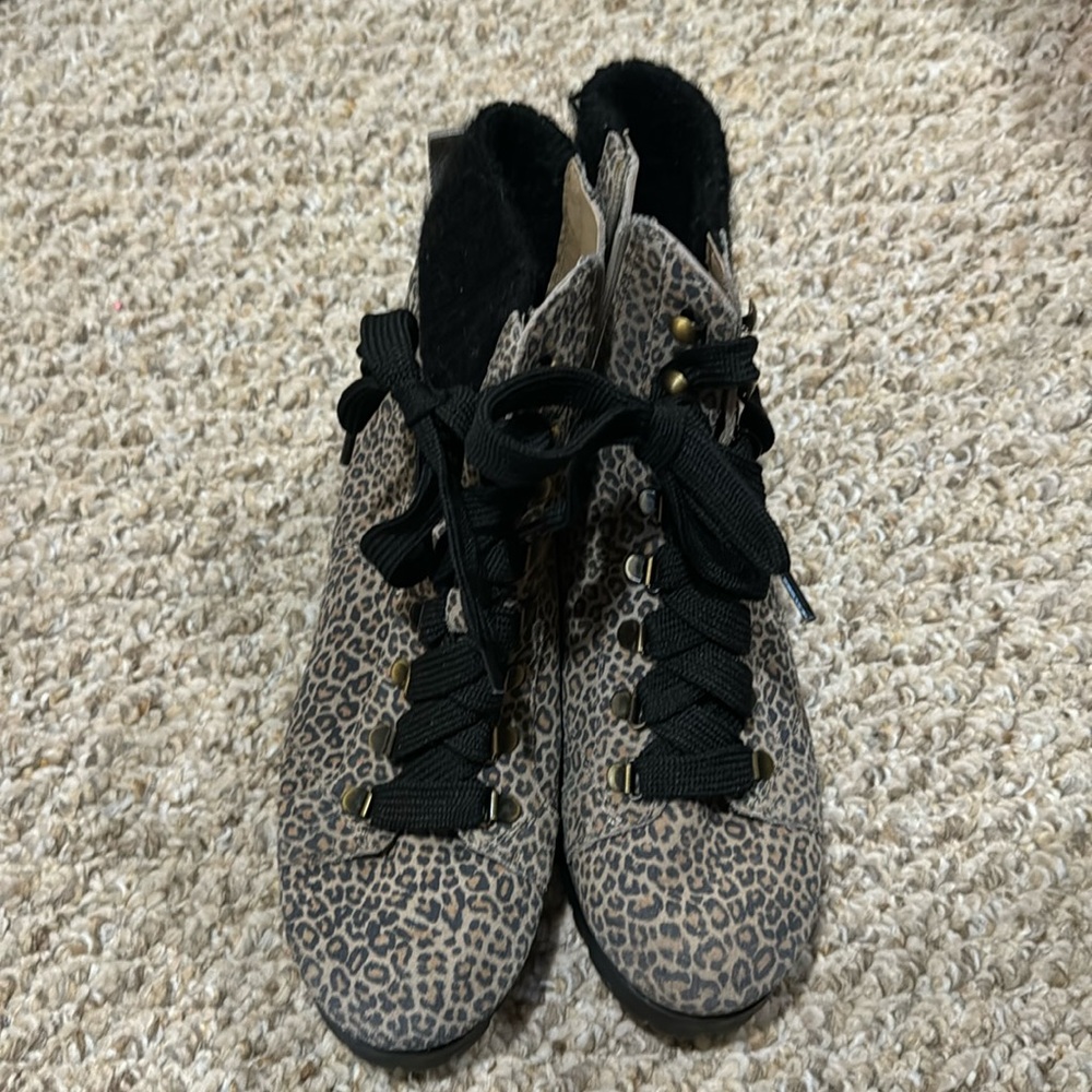 Dillards OTBT Woman Cheetah print combat boots size 8